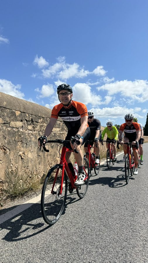 Účastníci kempu Bike Holidays na Mallorce