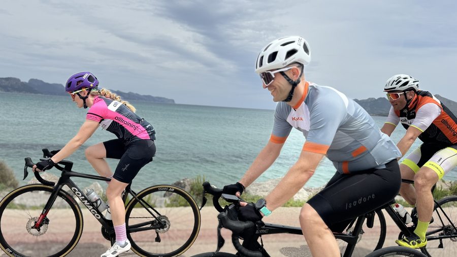 Účastníci kempu Bike Holidays na Mallorce