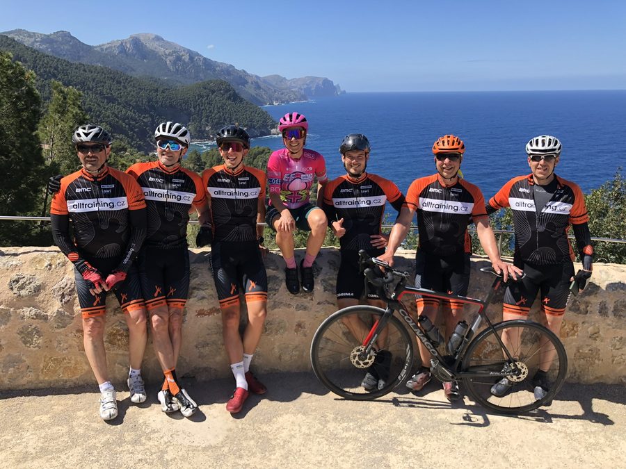 Účastníci kempu Alltraining na Mallorce