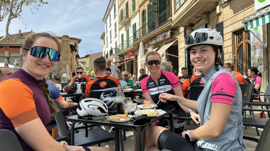 Účastníci kempu Alltraining na Mallorce