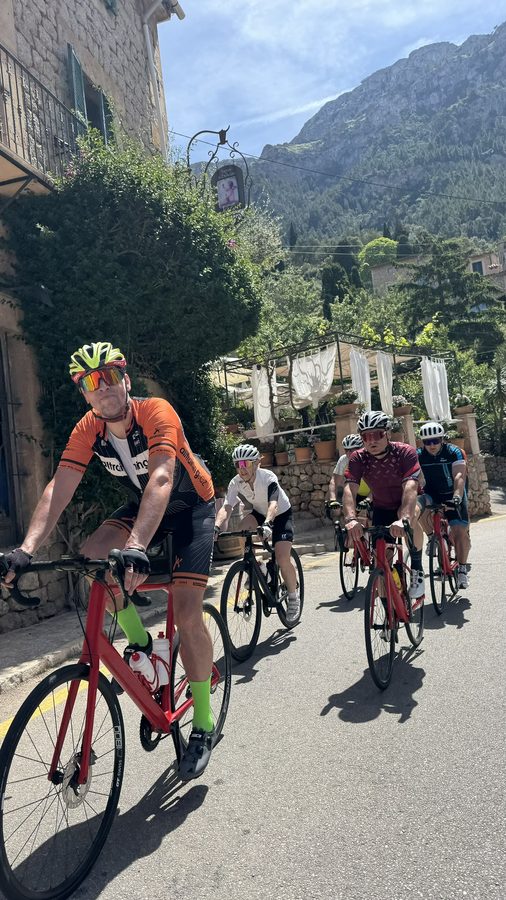 Účastníci kempu Bike Holidays na Mallorce