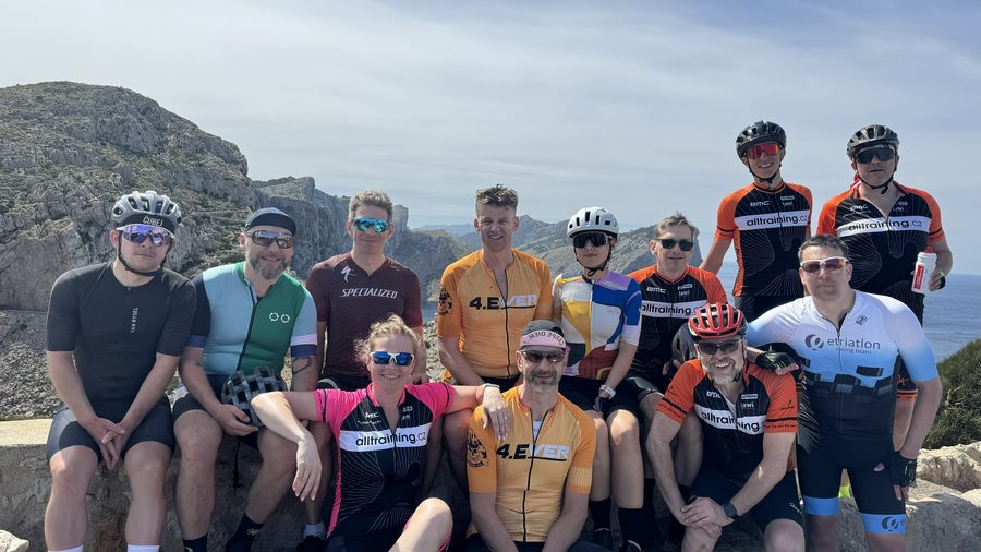 Účastníci kempu Alltraining na Mallorce