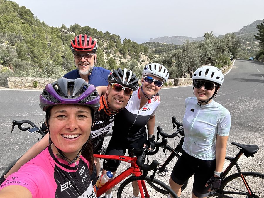 Účastníci kempu Alltraining na Mallorce