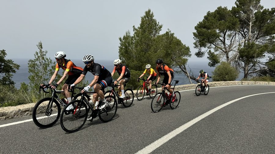 Účastníci kempu Alltraining na Mallorce