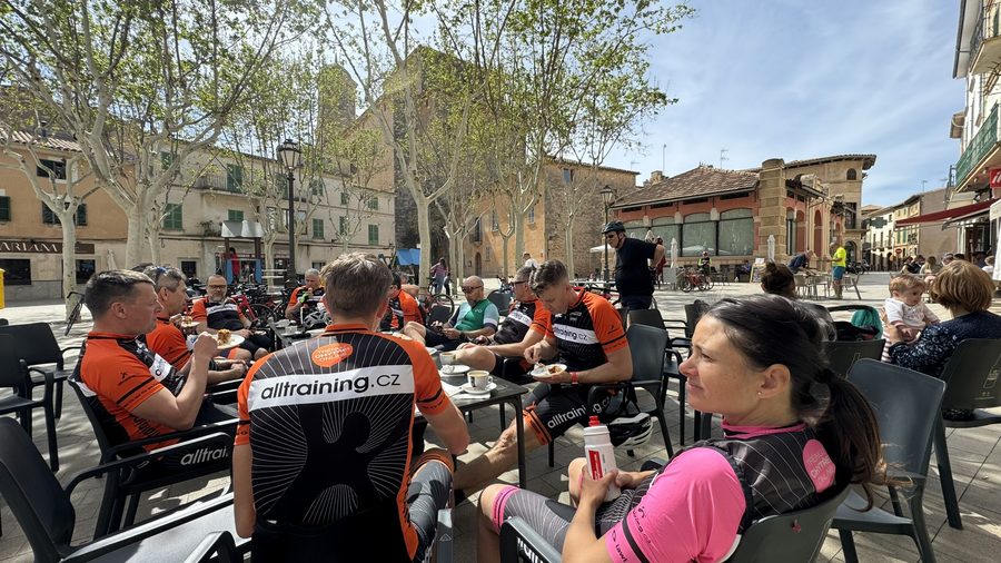 Účastníci kempu Alltraining na Mallorce
