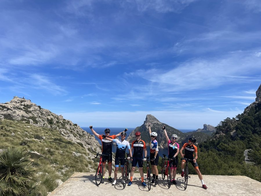 Účastníci kempu Alltraining na Mallorce