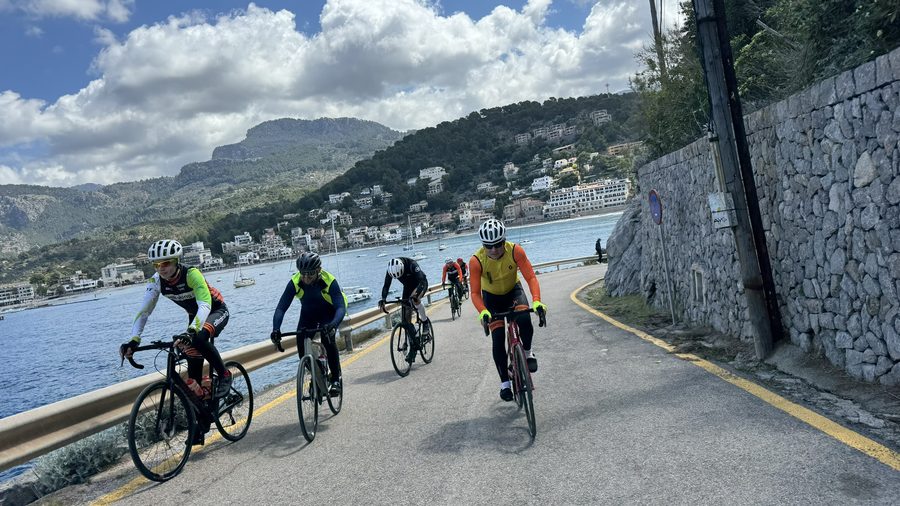 Účastníci kempu Alltraining na Mallorce