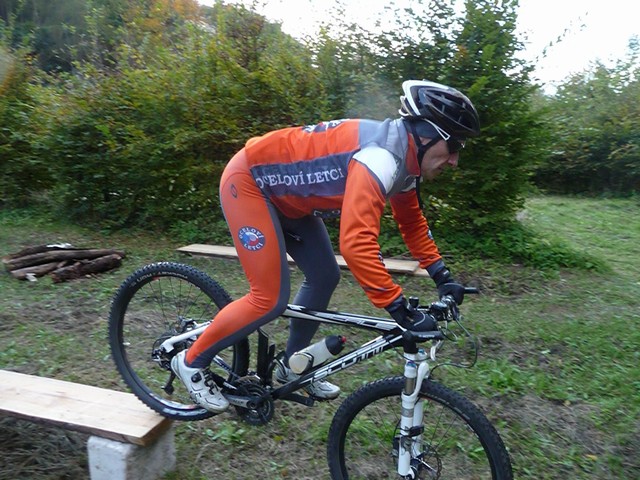 MTB kemp Kokořín 14. - 16. 10., 1. den - překážky a rovnováha a údržba kola