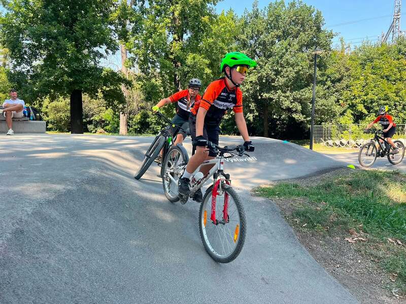 Příměstský cyklotábor Alltraining Praha: Více než 100 kilometrů dobrodružství, stovky úsměvů a děti, které odjížděly jako sebevědomí bikeři | obrázek 