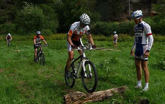 Bikeři a cyklokrosaři v roli učitelů na MTB  kempu techniky 14. - 16. 10. 2011 s Alltraining.cz