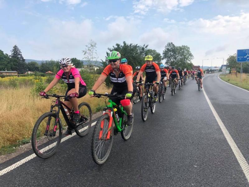Super parta nadšených bikerů a bikerek na kempu v Brdech | obrázek 