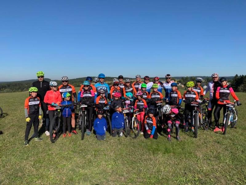 Dospělí a děti na MTB kempu v Novém Městě na Moravě 20. - 22. 9. 2019 | obrázek 