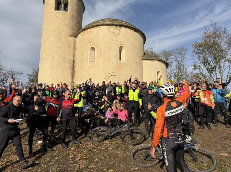 Jízda na bájný Říp 2025 – rozloučení se sezónou, jak má být | obrázek 