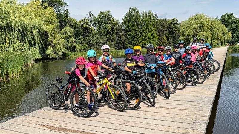 Cyklozážitky pro žáky ZŠ Troja: Jak se z malých cyklistů stávají opravdoví bikeři