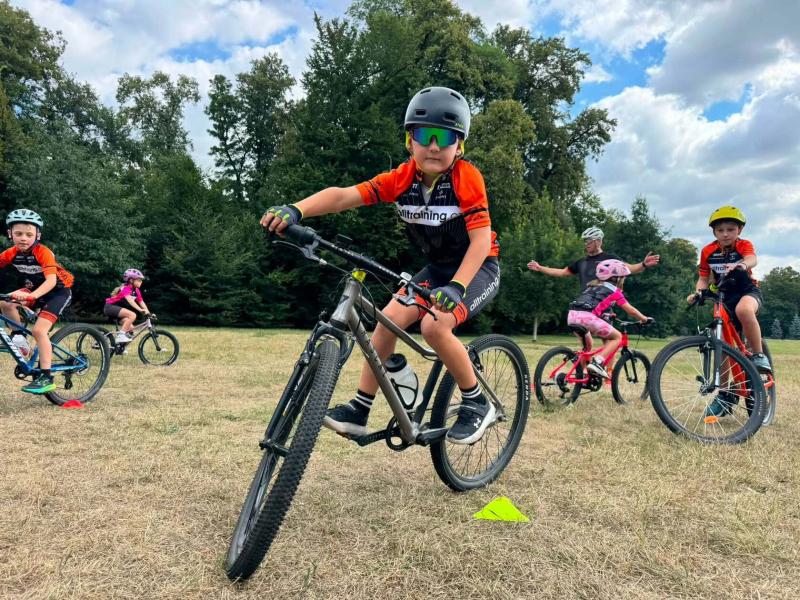 Příměstský cyklotábor Alltraining Praha: Více než 100 kilometrů dobrodružství, stovky úsměvů a děti, které odjížděly jako sebevědomí bikeři